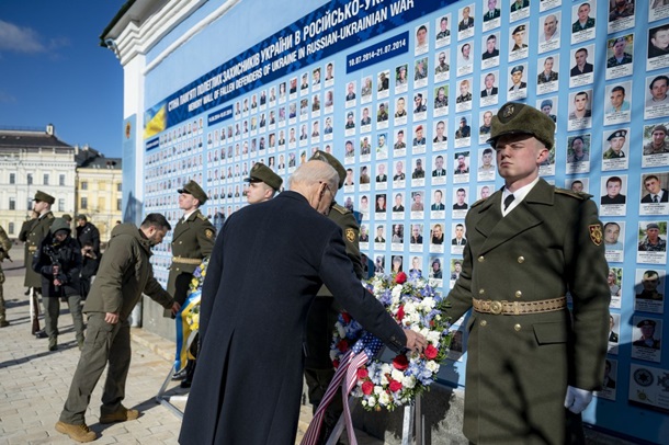 Байден возложил цветы к Стене памяти погибших за Украину