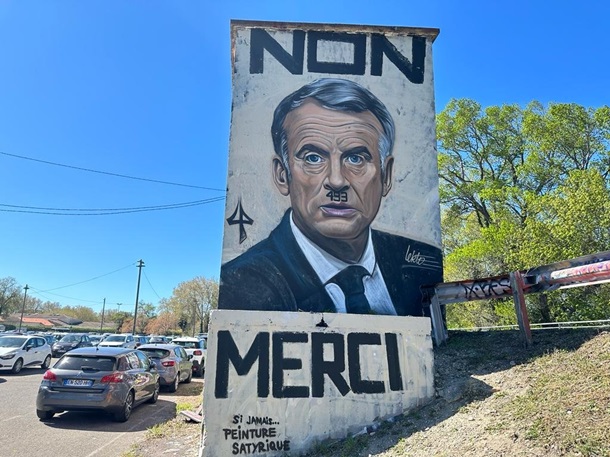 Во Франции появилось граффити с Макроном-"Гитлером"
