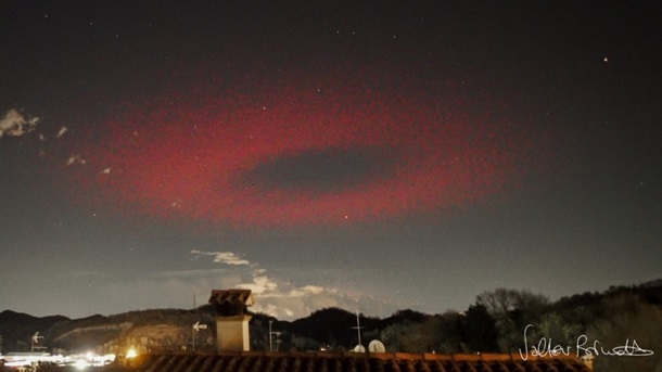 В небе над Италией появилось кольцо красного света, похожее на НЛО