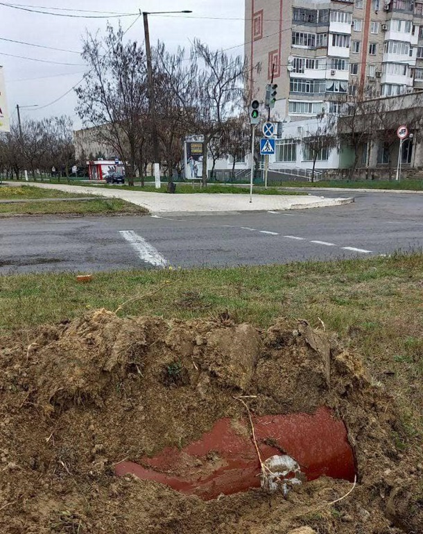 Россияне в Новой Каховке закапывают бочки с неизвестным содержимым, - нардеп Россияне в Новой Каховке закапывают бочки с неизвестным содержимым, - нардеп