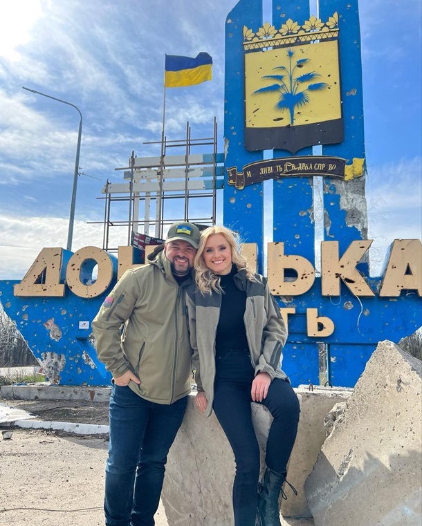 Ирина Федишин вместе с мужем поехала на фронт (фото) Ирина Федишин вместе с мужем поехала на фронт (фото)