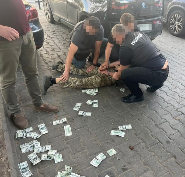 Задержан военный ТЦК, который за 4500 долларов делал справки уклонистам Задержан военный ТЦК, который за 4500 долларов делал справки уклонистам