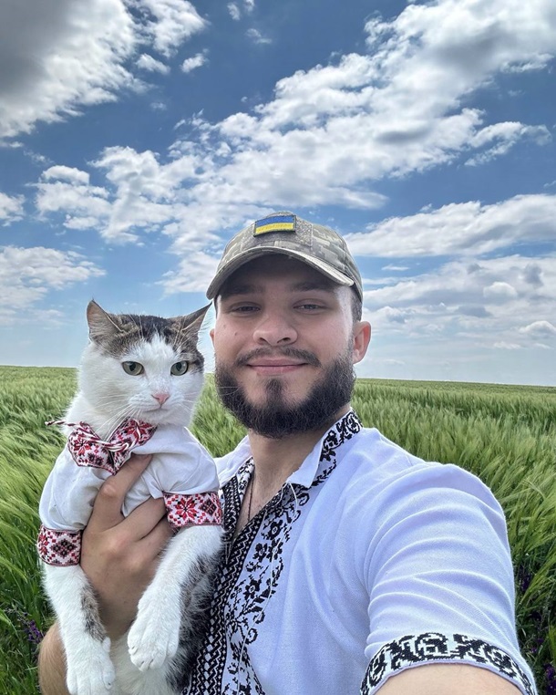 \"Бойовий кіт\" Шайба одягнувся у вишиванку \"Бойовий кіт\" Шайба одягнувся у вишиванку