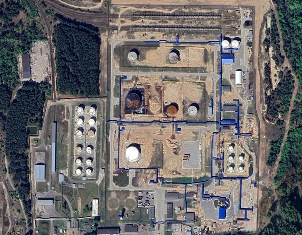 В российском Брянске горит нефтебаза (видео) В российском Брянске горит нефтебаза (видео)