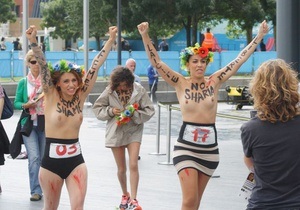 Голые активистки FEMEN cыграли в хоккей (ФОТО)