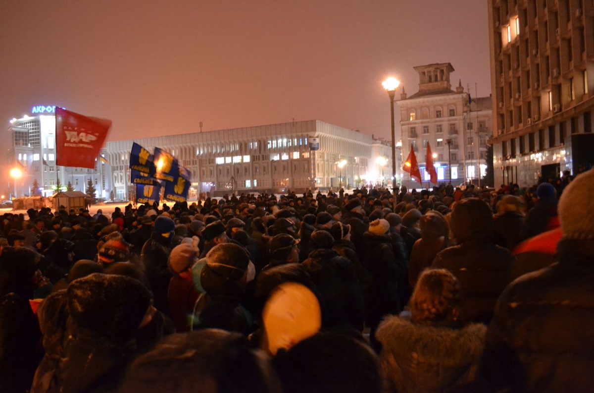 В Сумах митингующие заняли Дом советов, где проводят сессии областной и  городской советы - Korrespondent.net