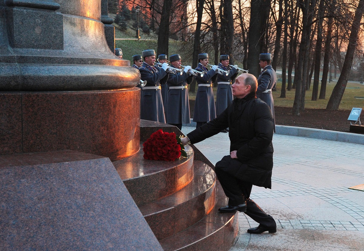 Лайфжурнал. Возложение цветов на могилу. На коленях перед памятником.