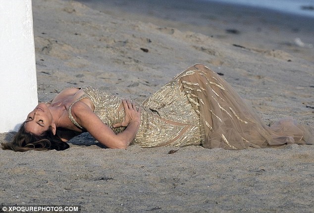 49-летняя Синди Кроуфорд снялась в новой фотосессии на пляже Малибу.ФОТО