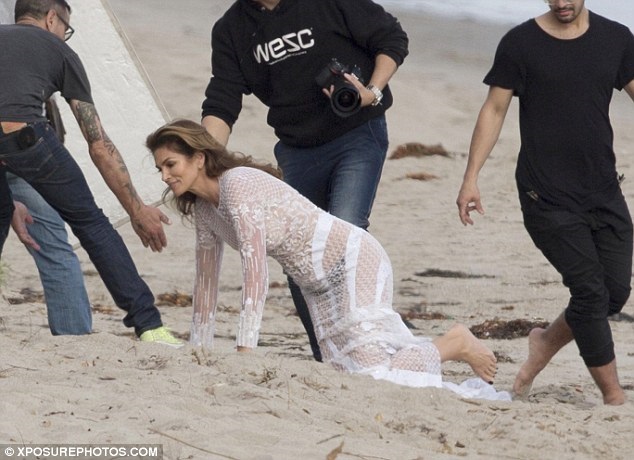49-летняя Синди Кроуфорд снялась в новой фотосессии на пляже Малибу.ФОТО