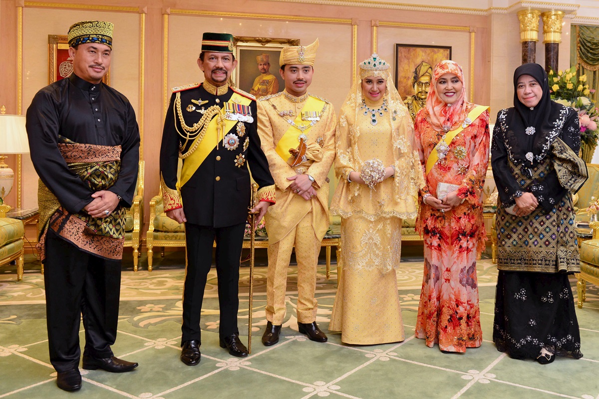 Султанат нукенова фото. Болкиах Султан Брунея дворец. Султан Хассанал Болкиах, Бруней дворец. Наследный принц Брунея. Султан Брунея Хассанал и его жены.