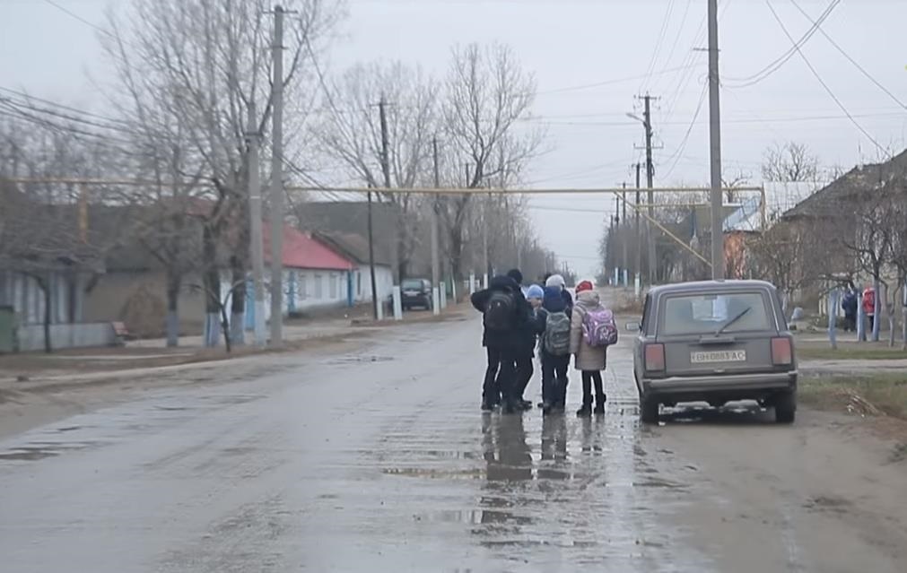 Молодые подруги выложили в сеть свои домашние фотографии