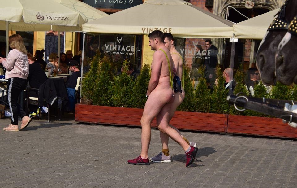 голый мужчина в общественном месте