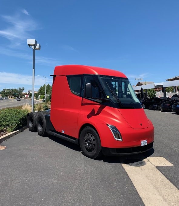 В США заметили тестовый прототип тягача Tesla Semi