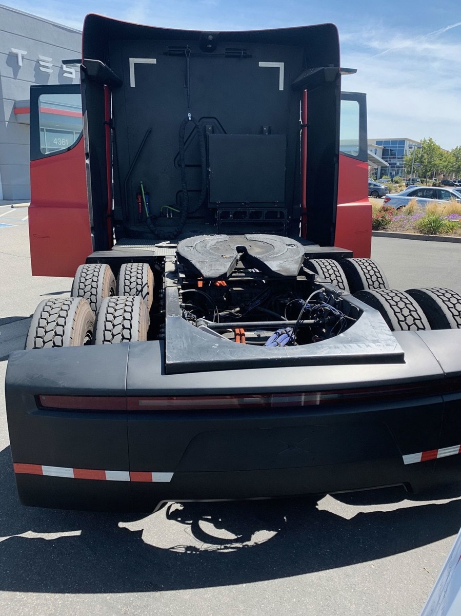 В США заметили тестовый прототип тягача Tesla Semi