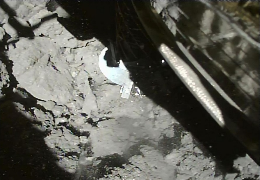 Японский зонд передал первые снимки с поверхности астероида