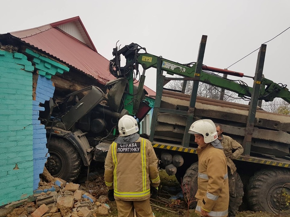 Под Полтавой грузовик врезался в жилой дом