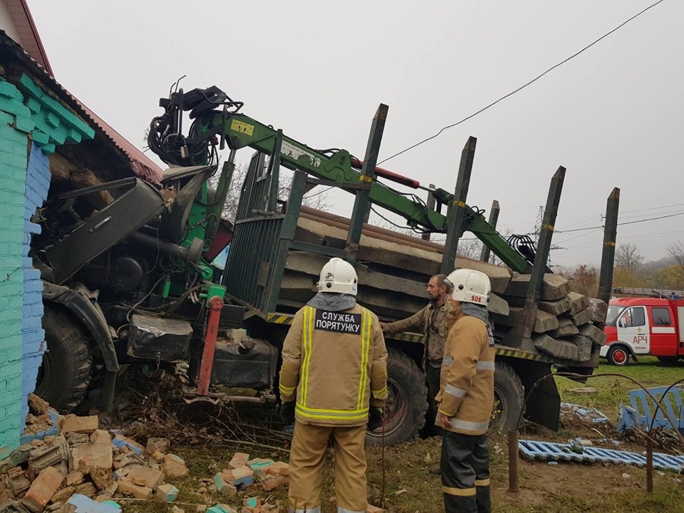 Под Полтавой грузовик врезался в жилой дом