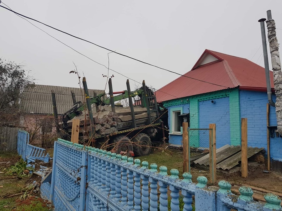 Под Полтавой грузовик врезался в жилой дом