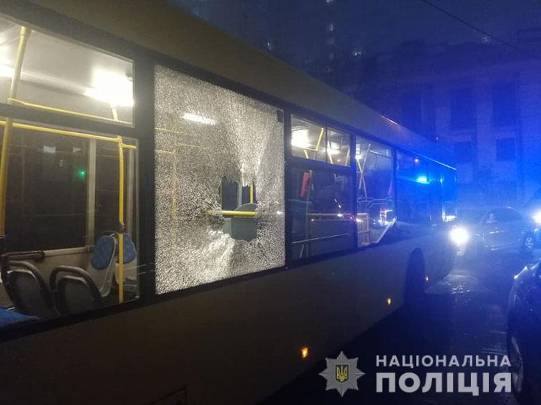 В Киеве неизвестные забросали камнями автобусы с футбольными болельщиками