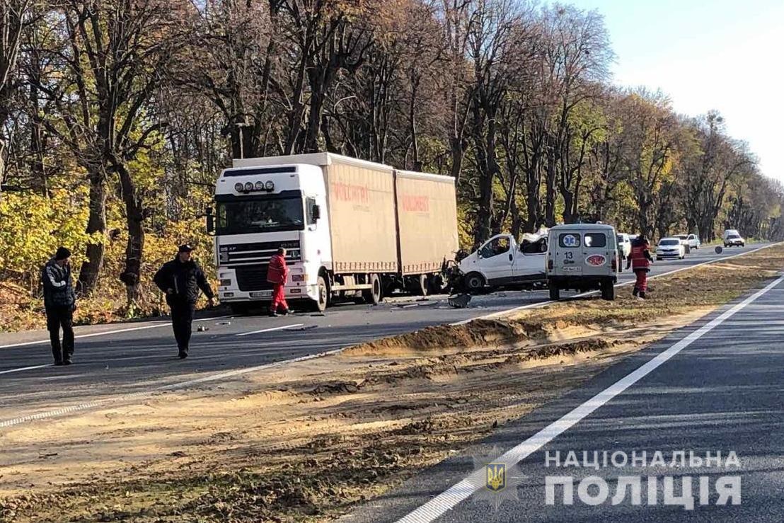 В Винницкой области микроавтобус врезался в грузовик, есть жертвы