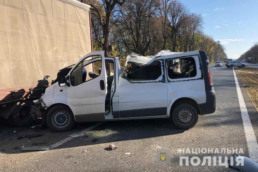 В Винницкой области микроавтобус врезался в грузовик, есть жертвы