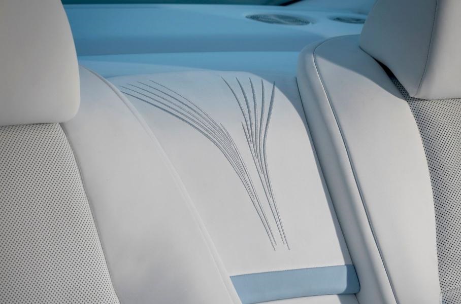 Потолок Rolls-Royce Wraith украсили уникальной вышивкой