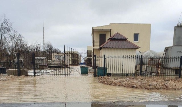 В Кирилловке из-за шторма затопило десятки баз отдыха