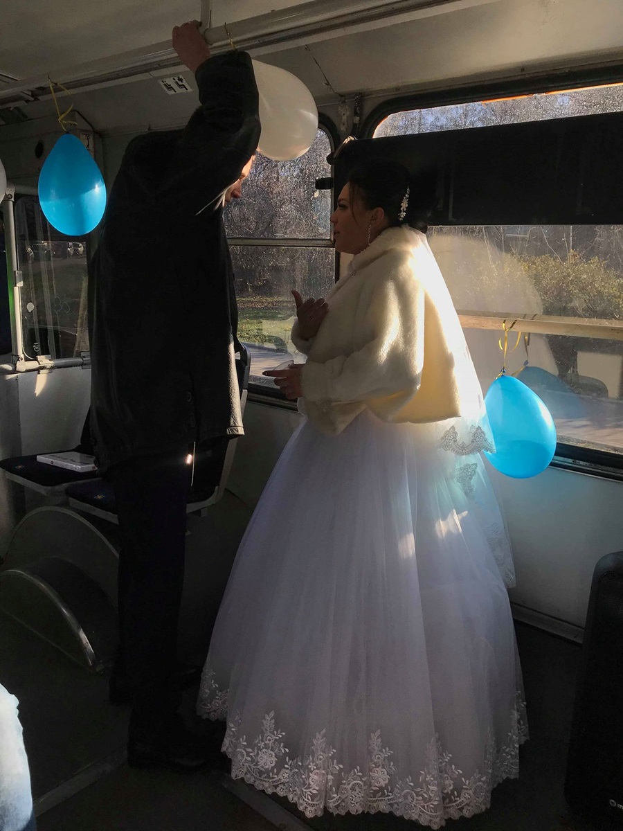 Водитель и кондуктор сыграли свадьбу в троллейбусе. Фото