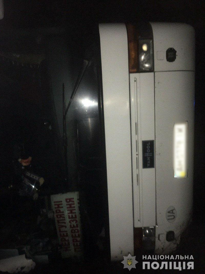 В Донецкой области перевернулся автобус