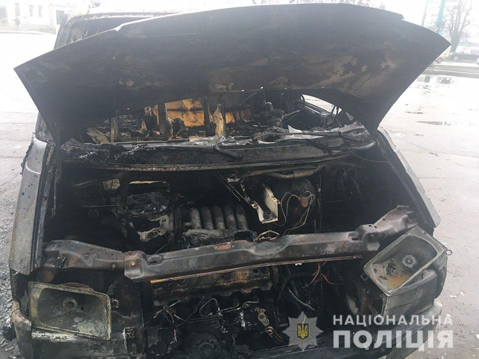 В Полтаве сгорел микроавтобус волонтеров