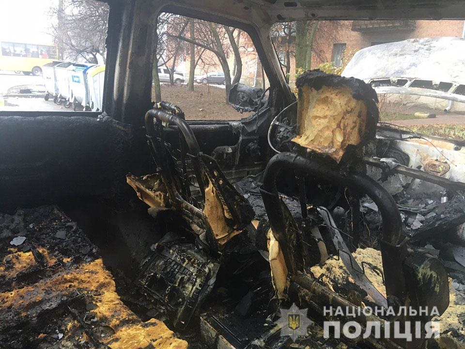 В Полтаве сгорел микроавтобус волонтеров