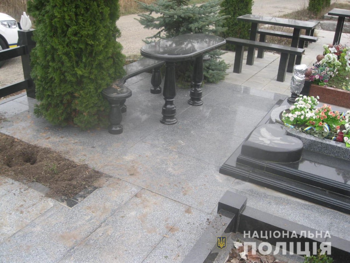 Под Киевом вандалы осквернили могилу Героя Украины