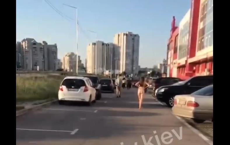 Голая азиатка гуляет на улице по проезжей части дороги в России