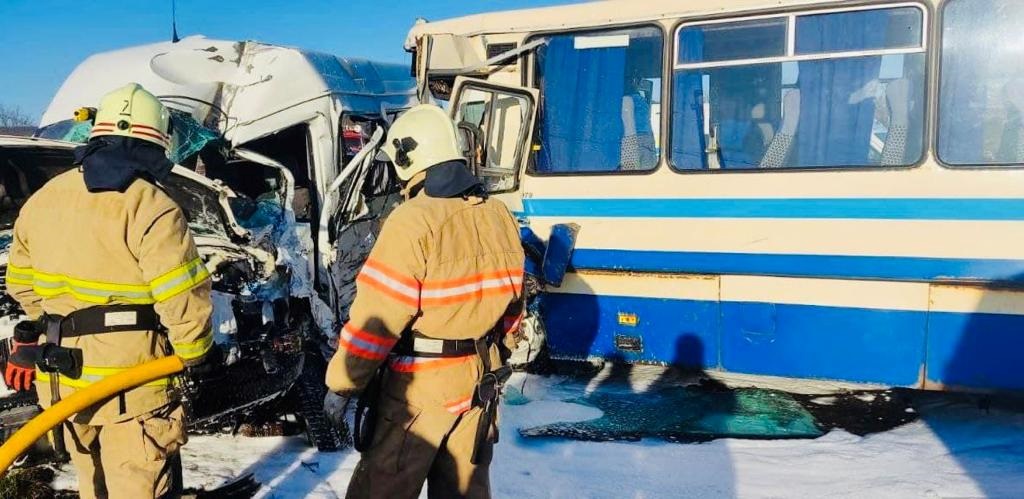 ДТП с двумя автобусами стало причиной гибели одного человека, еще 24 человека доставлены в больницу. 2
