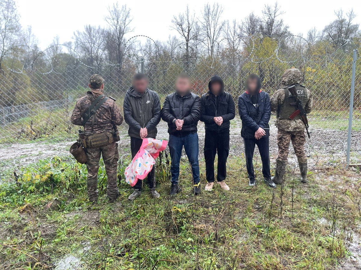 На Закарпатье уклонисты планировали переплыть реку на надувной 