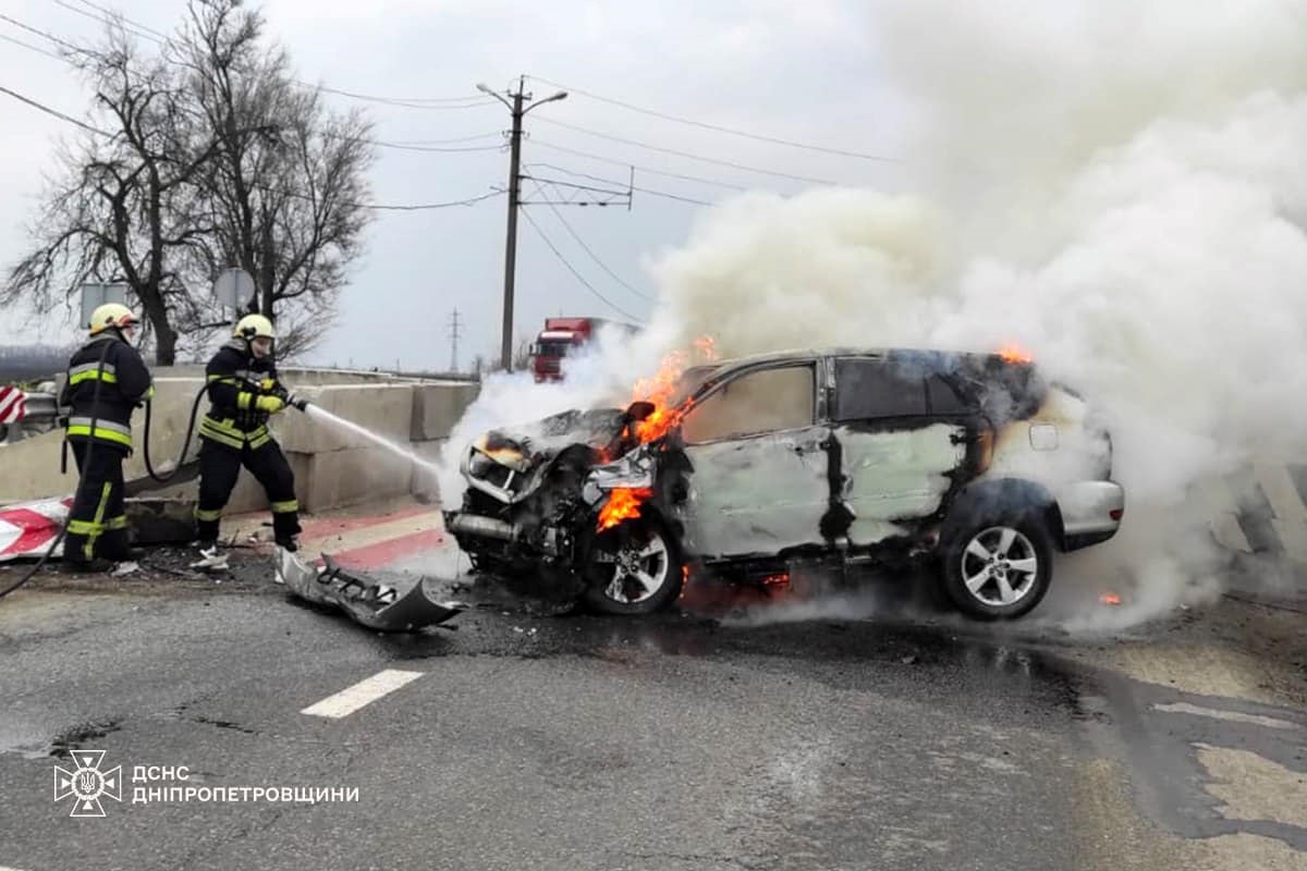 В Днепропетровской области автомобиль врезался в блокпост: двое  пострадавших - Korrespondent.net