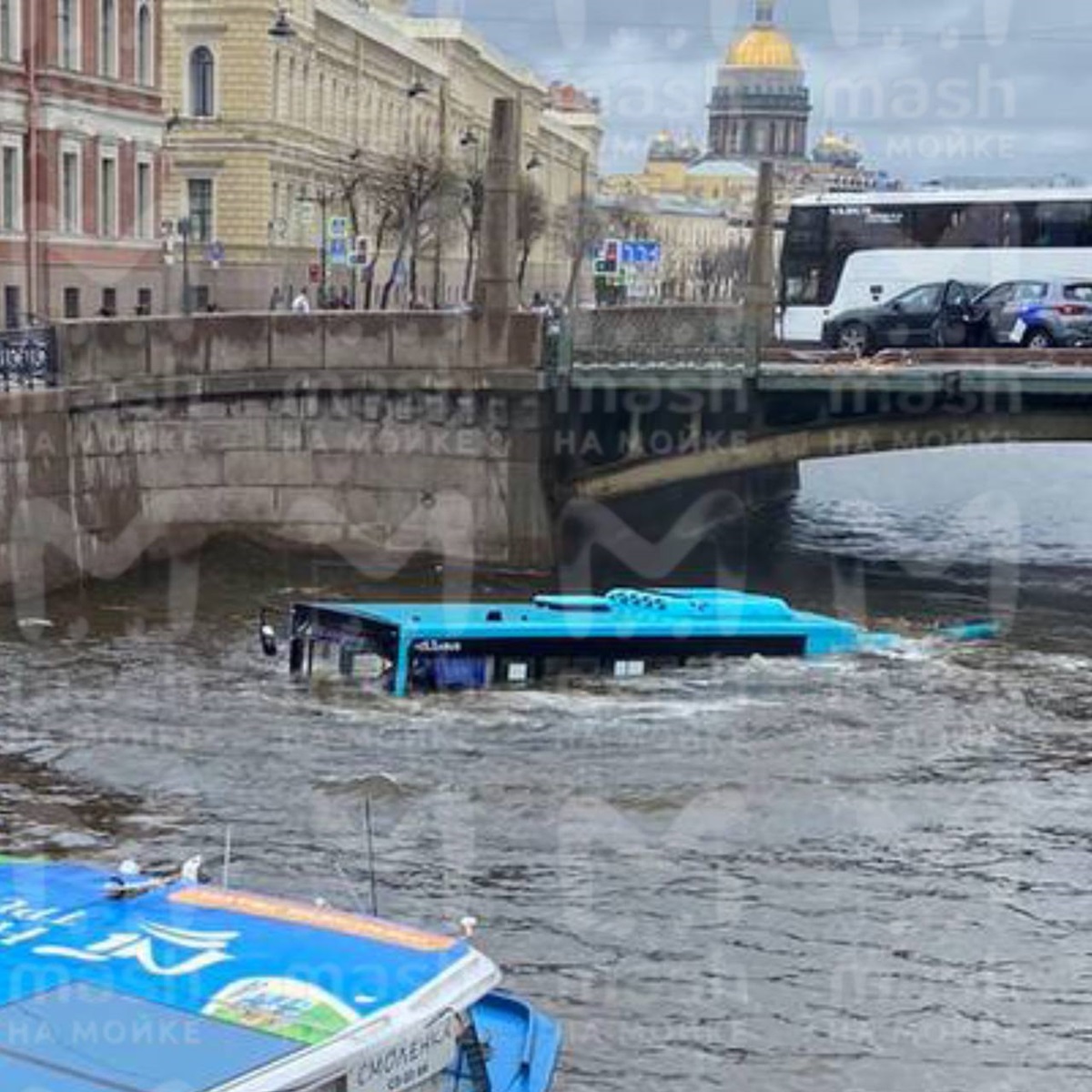 В Петербурге автобус упал в реку - Korrespondent.net