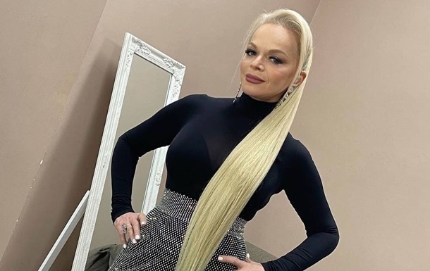 Жапондық әйелдің кеудесін қысып жатыр