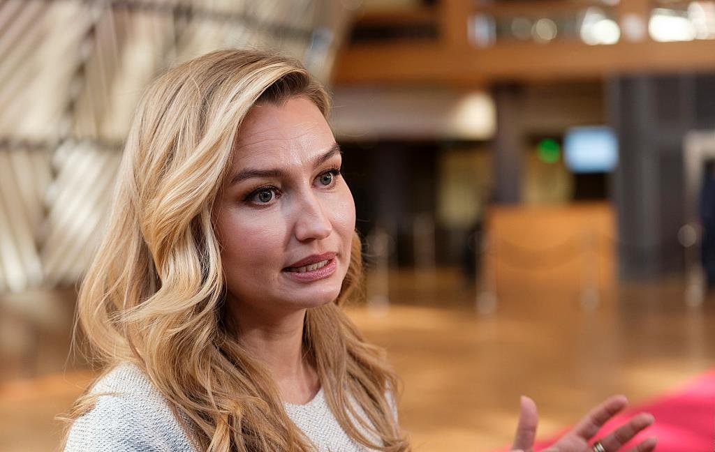 Самолет на фоне заката