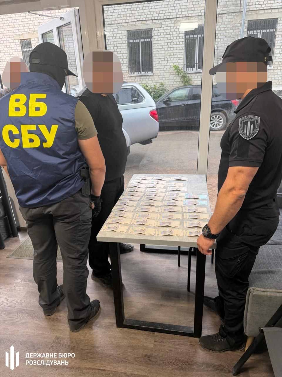 В Житомирской области сотрудник СБУ продавал данные о телефонных номерах за 50 тысяч В Житомирской области сотрудник СБУ продавал данные о телефонных номерах за 50 тысяч