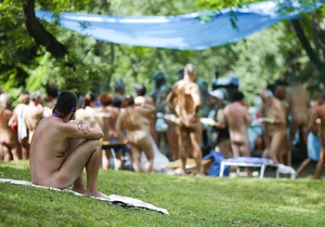 Вечное лето: нудисты со всего мира снимаются голыми на открытом воздухе