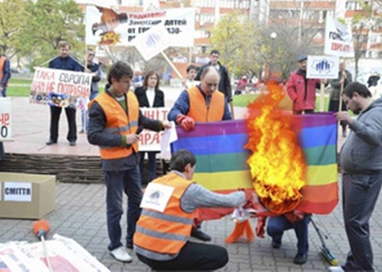 Против гомо-мазо-педофилов. В Киеве прошла акция против ЛГБТ-программы на  Молодости - Korrespondent.net