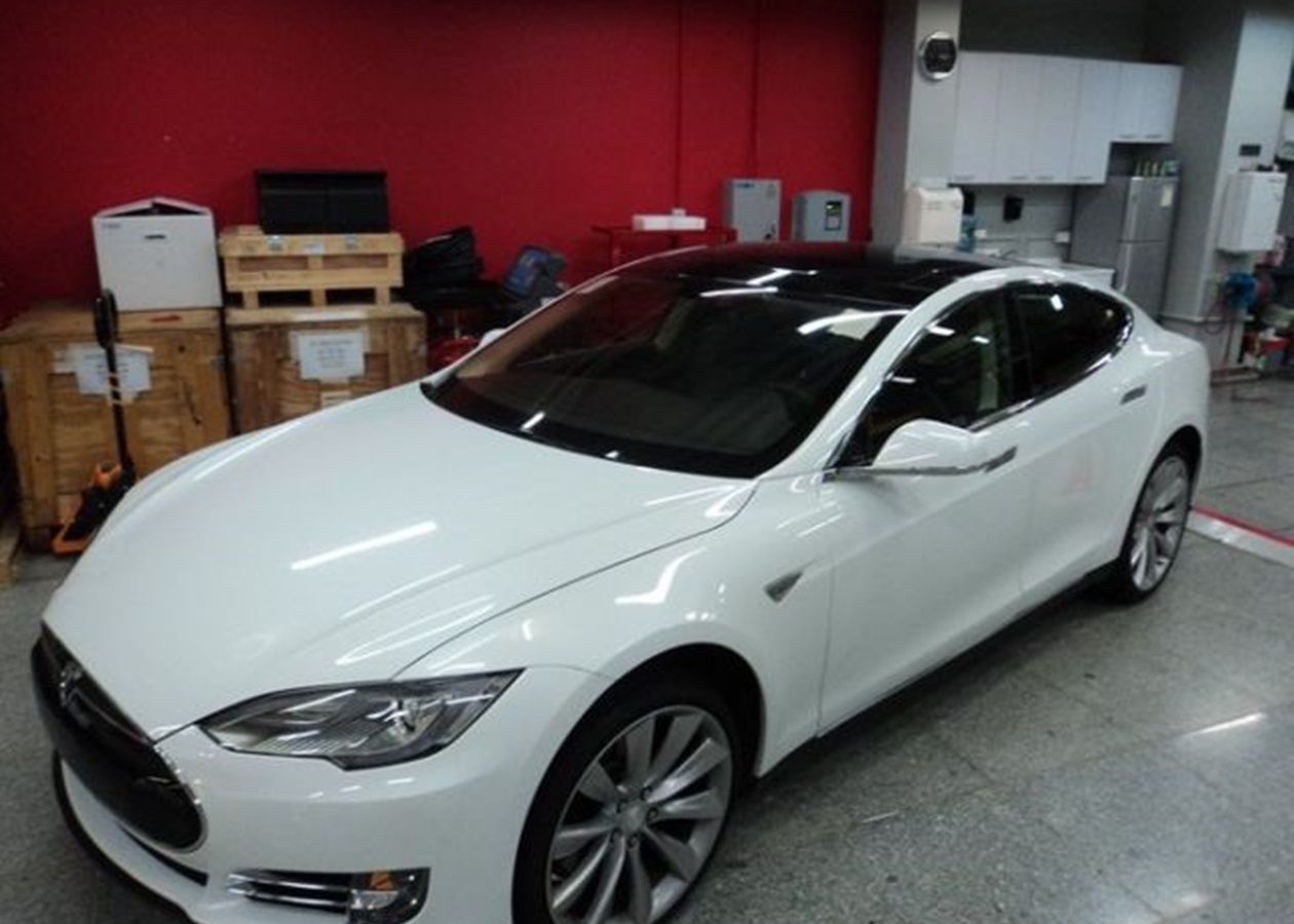 В Украину приехал первый электромобиль Tesla - Korrespondent.net