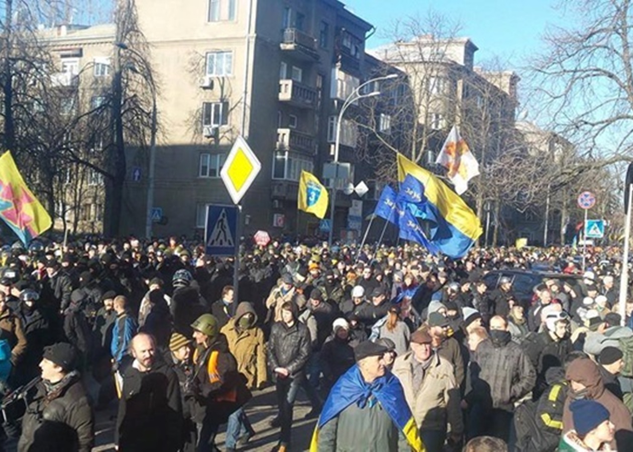 Митингующие разблокировали улицу Грушевского у Дома офицеров. Около  стадиона Динамо горят шины - Korrespondent.net