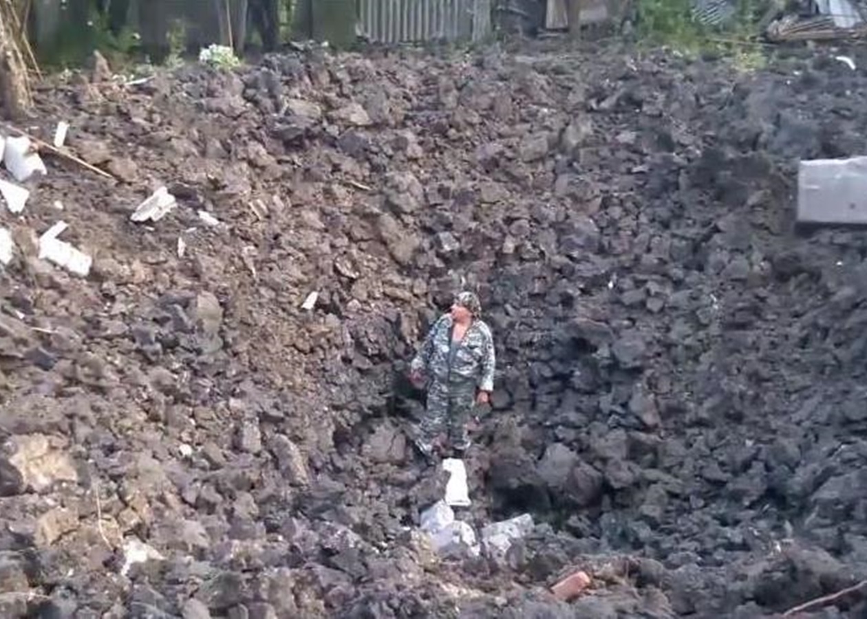 В Шахтерске во дворе частного дома образовалась воронка глубиной в  несколько метров - Korrespondent.net