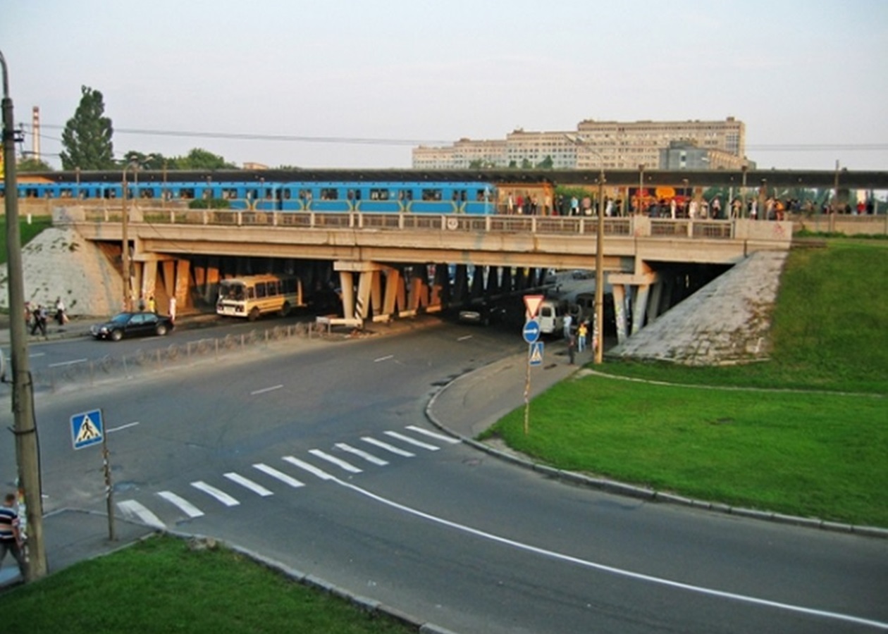На червоній гілці київського метро поїзд збив чоловіка - Korrespondent.net