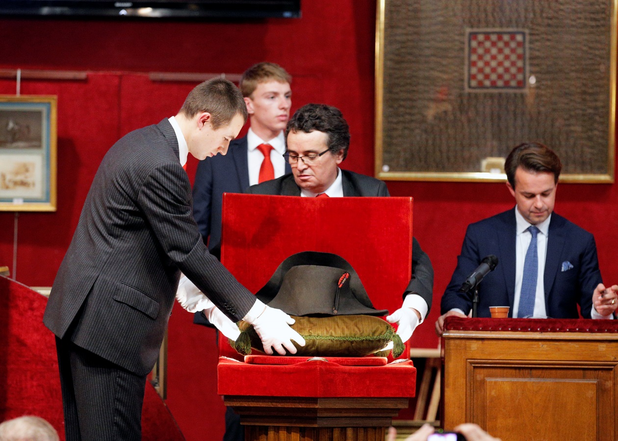 Во Франции с аукциона продана треуголка Наполеона - Korrespondent.net