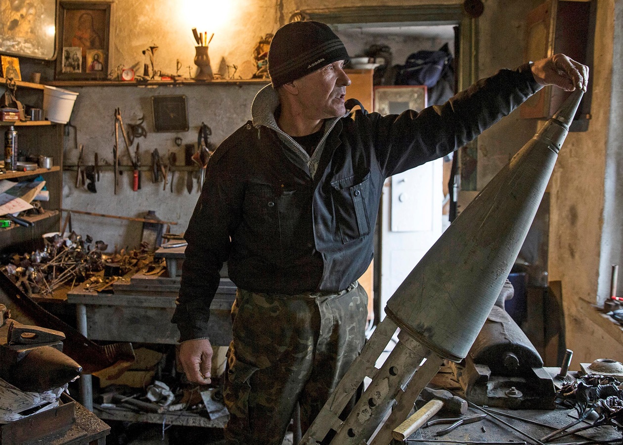 Военные марки Укрпочты и Ураганы в Донецке: фото дня - Korrespondent.net