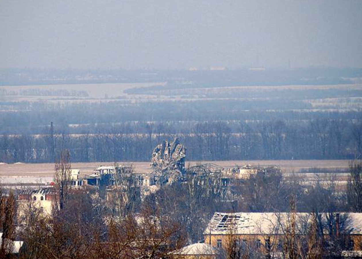 Обстрелы Донецка: горят дома, упала диспетчерская вышка в аэропорту -  Korrespondent.net