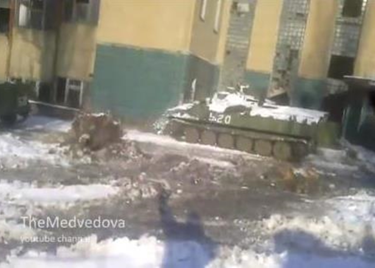 Очевидцы сняли на видео, как боевая машина сепаратистов врезалась в дом -  Korrespondent.net